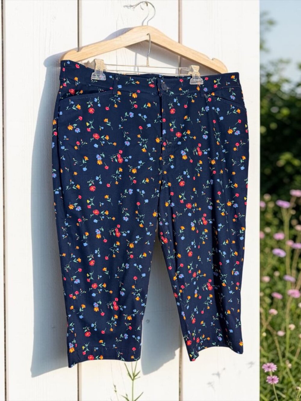 NWOT St John's Bay Secretly Slender Mid Rise Blue & Red Floral Capri Pants Sz 18